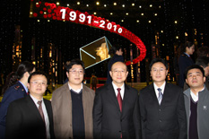 國家質(zhì)檢總局副局長支樹平（右三）在中央電視臺演播大廳2010年&ldquo;3.15晚會&rdquo;直播現(xiàn)場與中國質(zhì)量檢驗協(xié)會會員工作部主任楊曉東（右二）、防偽中心主任王成村（右一）、會員工作部副主任劉輝（左二）、會員工作部副主任王劍（左一）等協(xié)會工作人員代表合影留念