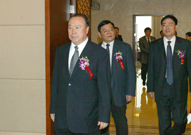 國(guó)家質(zhì)檢總局副局長(zhǎng)劉平均、總工程師張綱陪同全國(guó)政協(xié)副主席白立忱步入會(huì)場(chǎng)